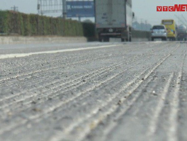 Clip: Cận cảnh Quốc lộ 5 lồi lõm, lượn sóng khiến tài xế kinh hãi