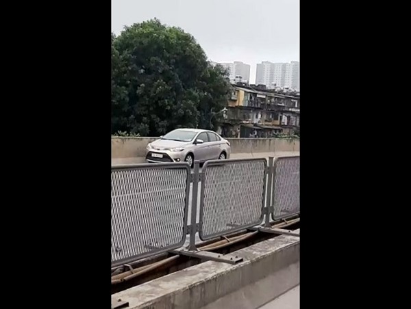 Tài xế điều khiển ô tô đi lùi trên đường Vành đai 3 trên cao