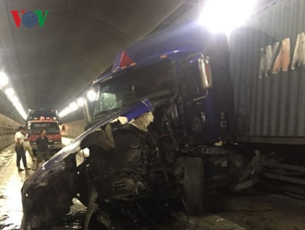 Tai nạn trong hầm đường bộ Hải Vân, ách tắc giao thông Bắc- Nam