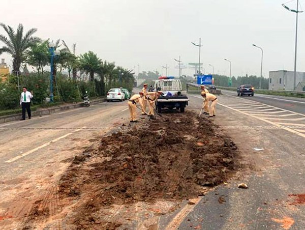 Hà Nội: Tránh đống bùn đất, 4 xe ô tô đâm liên hoàn gần sân bay Nội Bài