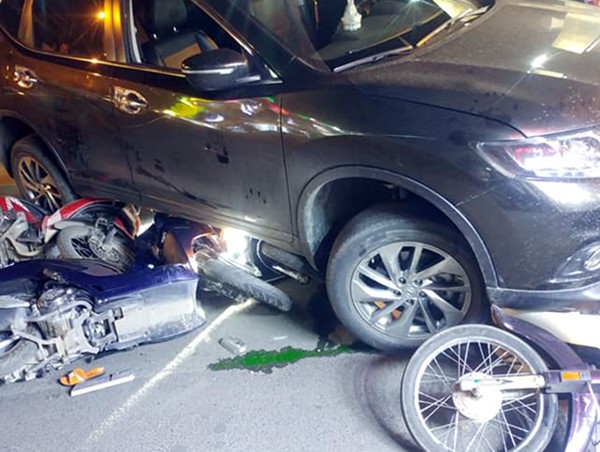 Ô tô "điên" tông hàng loạt xe máy, ít nhất 4 người nhập viện