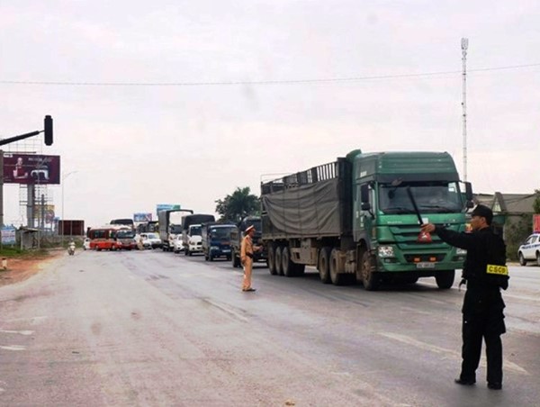 Container đâm xe máy, một người tử vong