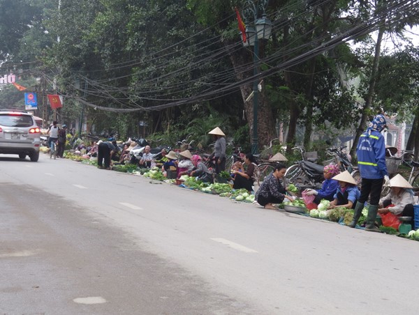 Tại huyện Quốc Oai: Chợ cóc tái diễn, vây trụ sở UBND xã