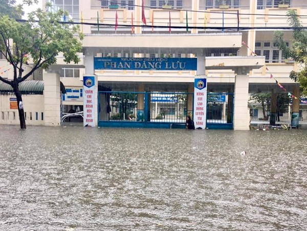 Đà Nẵng tiếp tục ngập, đường sắt và hàng không gián đoạn
