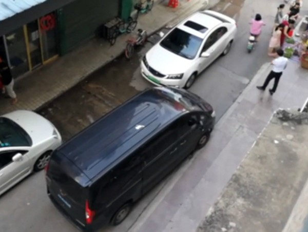 Đừng như “hai con dê qua cầu” khi tham gia giao thông