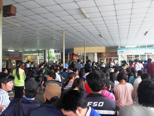 Dịp Tết, xe liên tỉnh đón khách tại các trường học, nhà máy