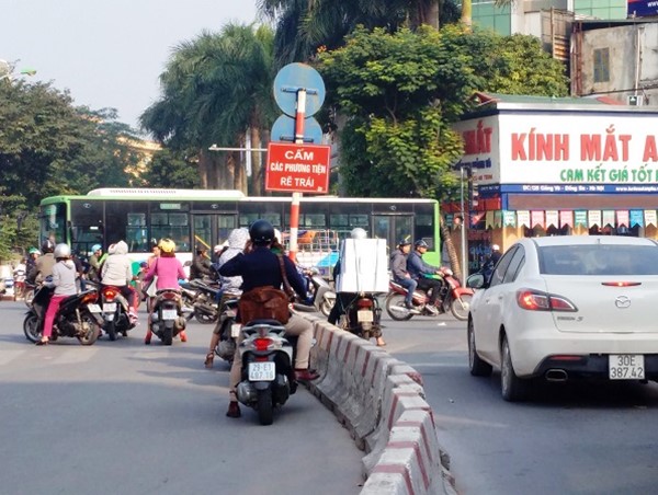 Khó hiểu biển cấm nút Hào Nam - Giảng Võ