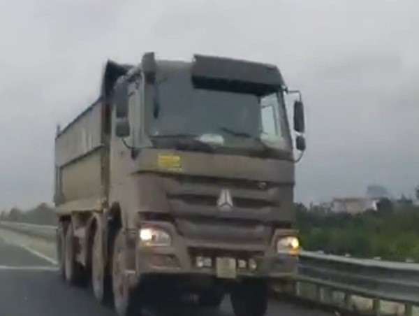 Đùa giỡn 'tử thần', xe tải chạy ngược chiều cao tốc Hà Nội - Hải Phòng