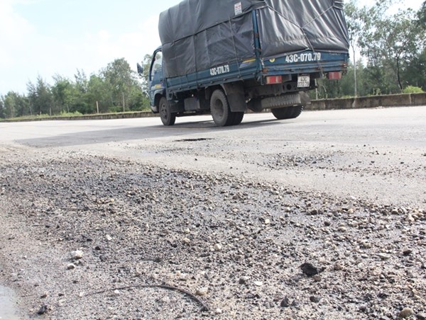 Tuyến đường 1.500 tỷ lại xuất hiện hàng loạt ổ gà