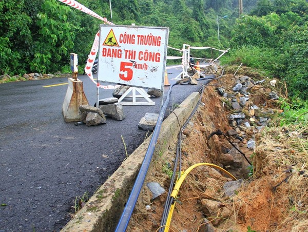 [Ảnh] Sạt lở nghiêm trọng đường lên đỉnh Sơn Trà