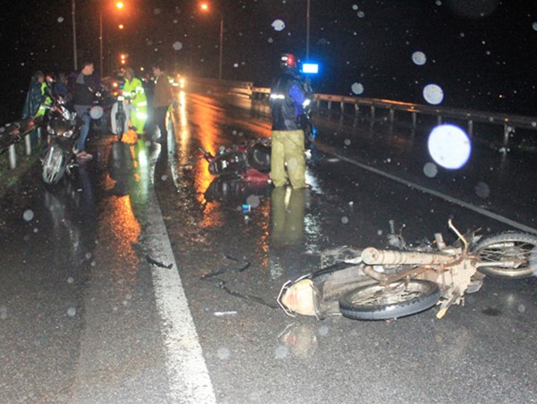 Truy tìm ô tô tông 3 xe máy trên QL 1A rồi bỏ trốn