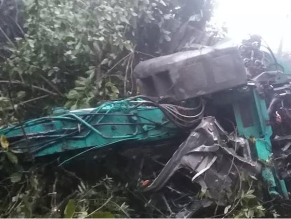 Xe tải lao xuống vực sâu khiến 4 người thương vong