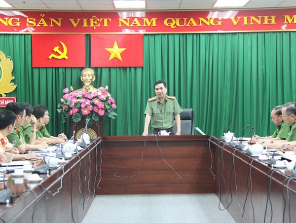 Xử lý ô tô bán tải chở người trên thùng xe khi cổ vũ bóng đá