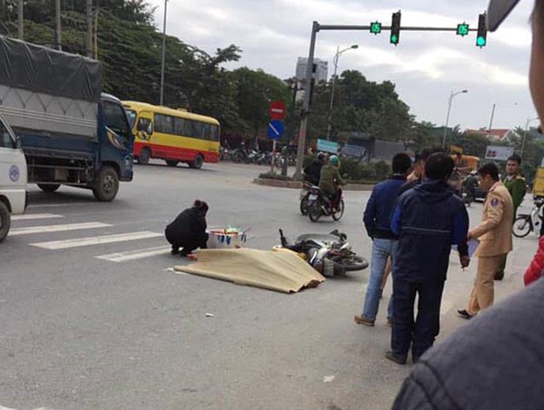 Hà Nội: Xe máy va chạm ô tô khách, một người tử vong trên đường Lê Trọng Tấn