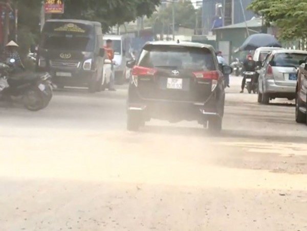 Ô nhiễm bụi nghiêm trọng trong ngõ 219 Trung Kính vì vật liệu rơi vãi