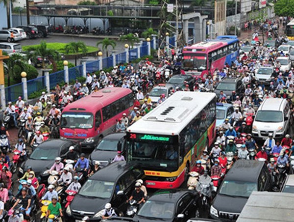 Xử phạt nghiêm vi phạm lấn làn để giảm ùn tắc