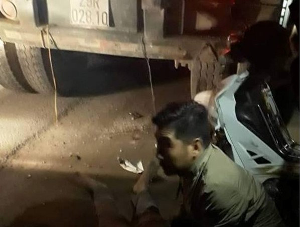 Không đội mũ bảo hiểm phóng xe như bay, nam thanh niên tông vào đuôi xe tải