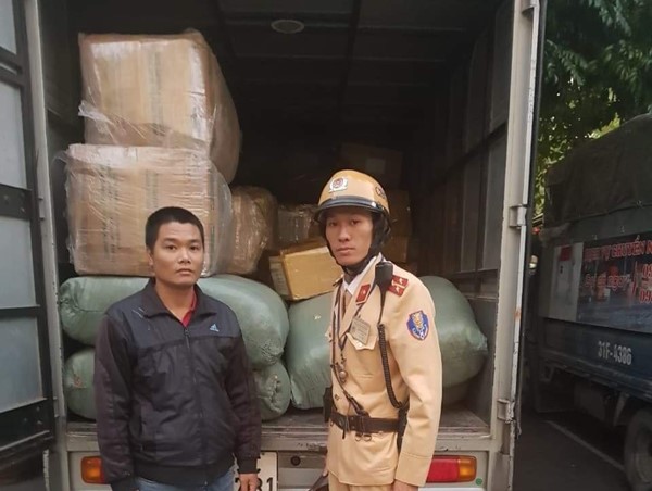 Hà Nội: Ngụy trang xe thư báo chở hàng lậu bị CSGT bắt giữ