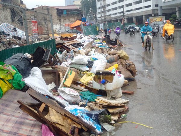 Hà Nội: Rác thải gây cản trở giao thông trên đường Trường Chinh