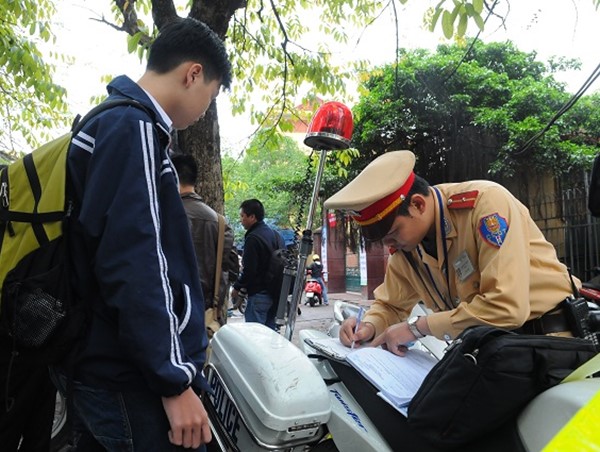 Cảnh sát giao thông Hà Nội tặng phiếu mua mũ bảo hiểm cho học sinh