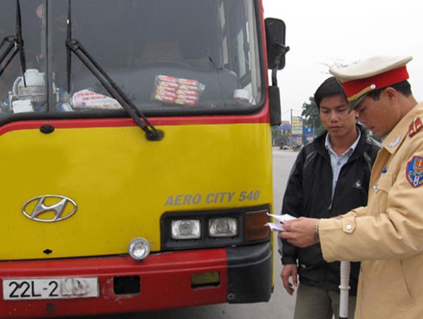 Nguy cơ ùn tắc giao thông cuối năm: Không quyết liệt, khó thông đường