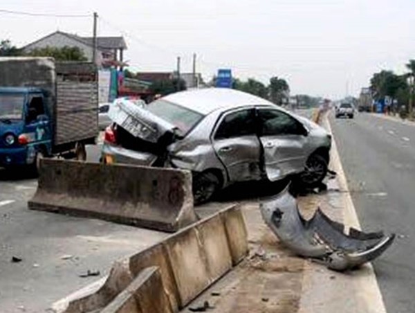 Hà Tĩnh: Xe đầu kéo ép xe con vào dải phân cách