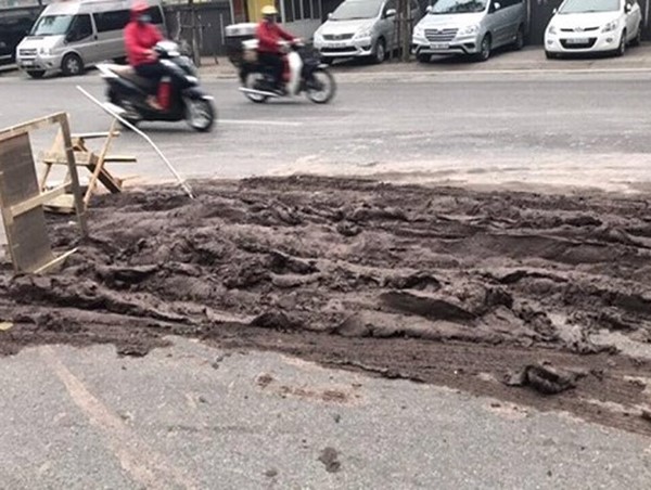 CSGT dọn lượng bùn lớn trên đường đảm bảo an toàn cho người dân