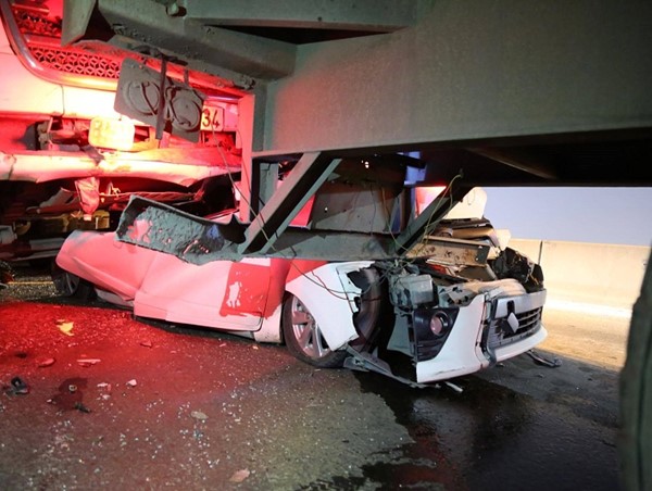 Sau tai nạn "dồn toa", tài xế may mắn thoát chết trong chiếc ô tô bẹp dúm