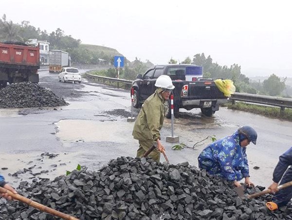 Xử lý nhà thầu vi phạm hợp đồng, chây ỳ sửa chữa hư hỏng trên quốc lộ 1