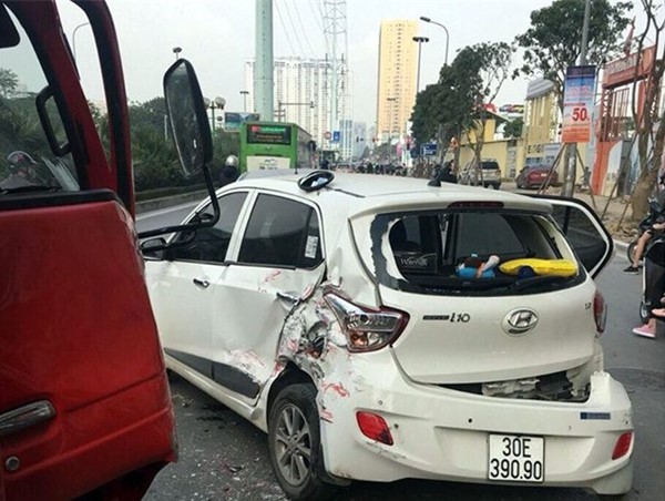Hà Nội: 5 ô tô hư hỏng sau tai nạn liên hoàn