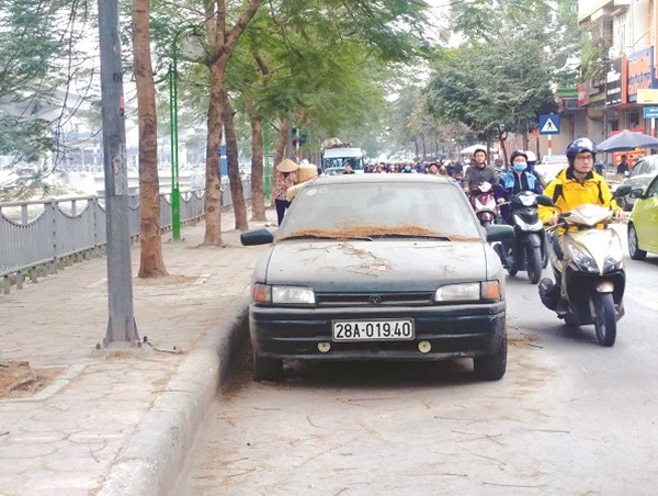 Lòng đường thành bãi xe