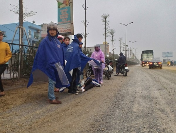 Hà Nội: Đâm vào "ổ gà", một phụ nữ bất tỉnh