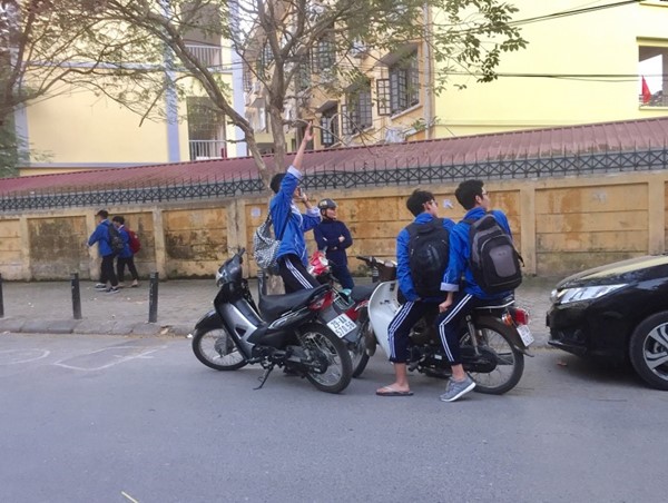 Hiểm họa từ việc học sinh vô tư đi xe phân khối lớn tới trường: Khi phụ huynh là người tiếp tay!