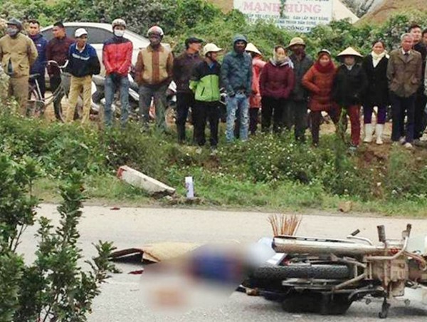 Xe máy đâm liền 2 ô tô, nam thanh niên tử vong tại chỗ