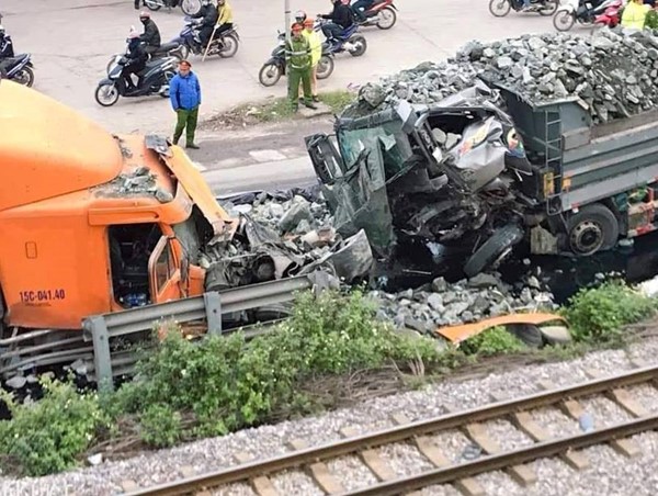Hà Nội: Ô tô tải đâm nát đầu xe container trên quốc lộ 1A