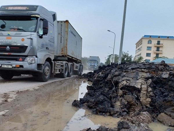 Bùn thải uy hiếp môi trường - giao thông trên QL5