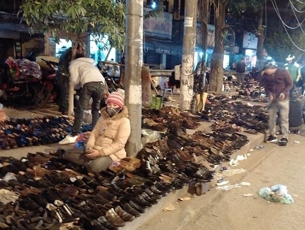 Điểm nóng giao thông Hà Nội: Bất an chợ cóc bên đường tàu