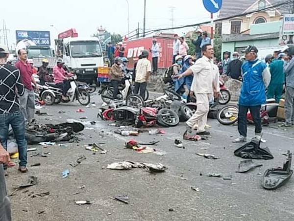 Khoảnh khắc xe container tông hàng loạt xe máy ở Long An