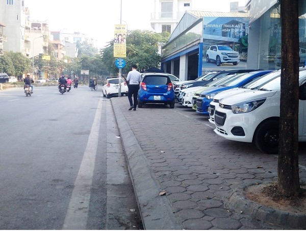 Hà Nội: Lúng túng xử lý ô tô án ngữ vỉa hè
