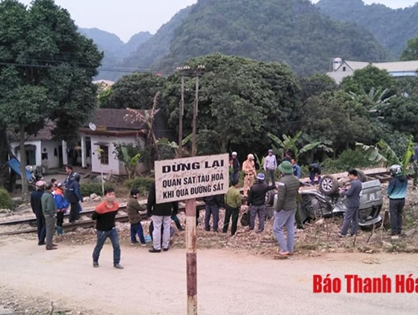 Ô tô lật ngửa sau cú đâm của tàu hỏa, 3 người nhập viện cấp cứu