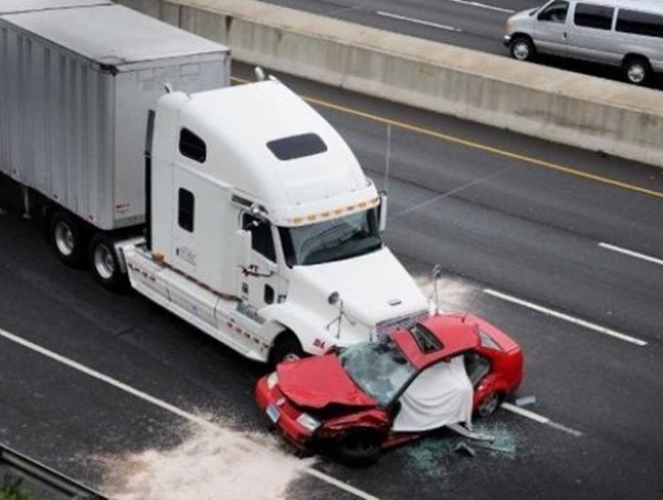 Những kĩ năng “sống còn” khi lưu thông cùng xe container