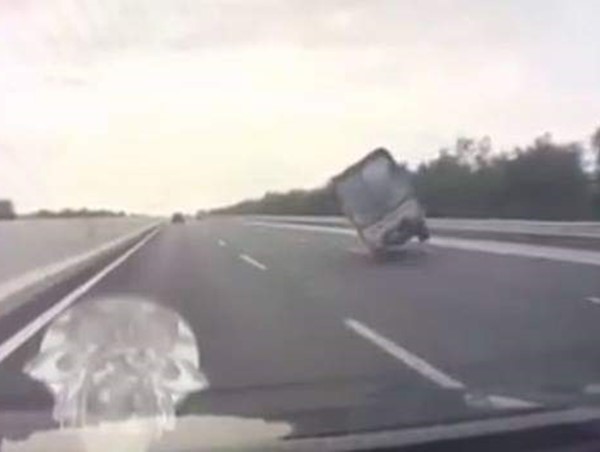 Xe tải “làm xiếc" rồi lật ngang trên cao tốc Hà Nội - Hải Phòng