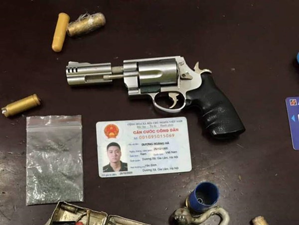 Hà Nội: CSGT phát hiện nam thanh niên 9X mang theo súng côn quay
