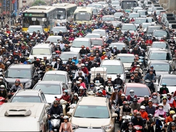 Ô tô chiếm chỗ gấp 20 lần xe máy: Giao thông Hà Nội nguy cơ tê liệt