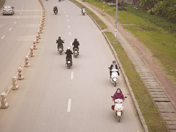 Ngược chiều nguy hiểm trên đường trục Khu công nghiệp Thăng Long