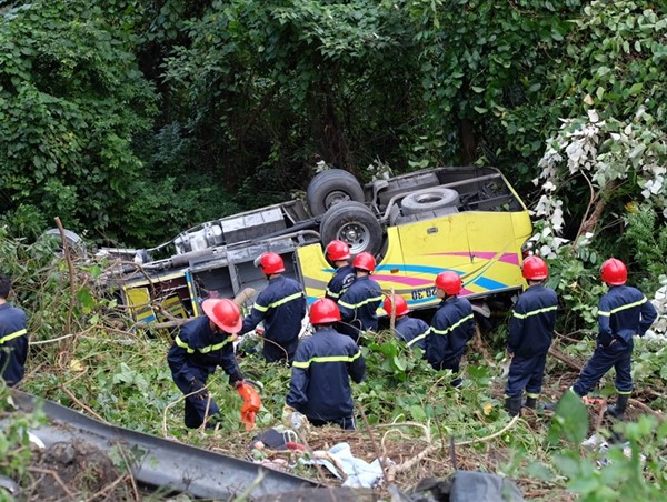 Xe khách lao xuống vực trên đèo Hải Vân do mất phanh