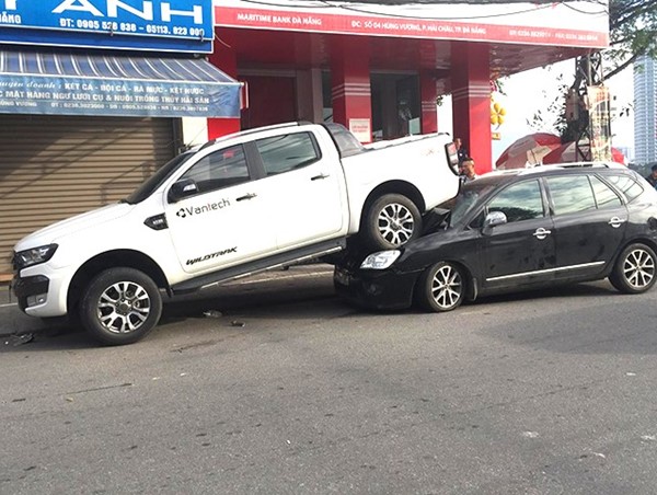 Ô tô bán tải lùi bất cẩn tông liên hoàn 2 xe máy, đè bẹp đầu 1 ô tô