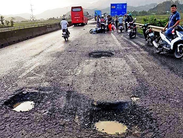 Để đường hỏng gây tai nạn: Mạnh tay với đơn vị bảo trì