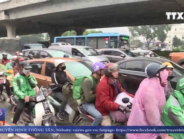 Ùn tắc nghiêm trọng nhiều tuyến đường ở Hà Nội