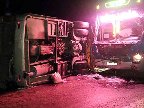 Tai nạn liên hoàn giữa 2 xe khách khiến 6 người thương vong